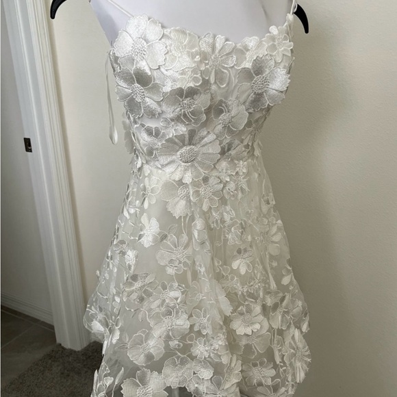 UNTAMED PETALS BY AMANDA JUDGE White Floral Mini Dress - Picture 3 of 10